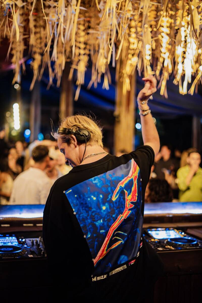 Nico Bloom on the decks